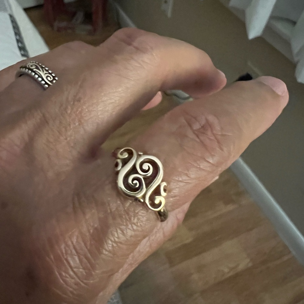 James Avery retired 14k gold Spanish swirl ring!